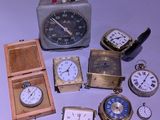de nombreux types d'horloges et de montres sur la table