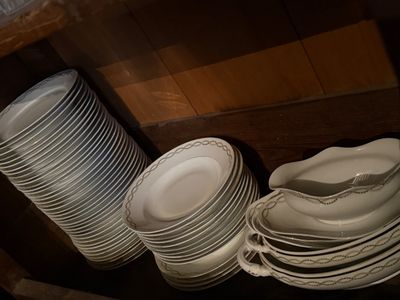 Ancien service de table en porcelaine, Enlèvement sur place …