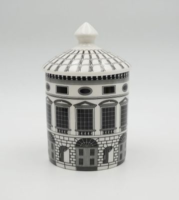 pot en céramique noir et blanc orné d'une image en noir et blanc représentant un bâtiment