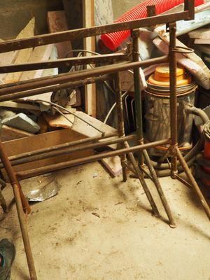 une chaise posée au milieu d'un tas de vieilleries