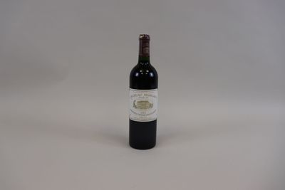 une bouteille de vin posée sur une table
