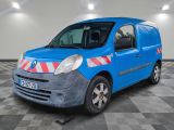 une camionnette bleue avec une bande rouge et blanche sur le côté