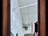 un miroir posé sur une table, dans lequel on aperçoit une plante