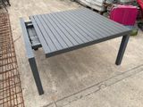 une table posée directement sur le sol en béton