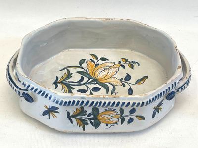 un bol blanc orné de fleurs bleues et jaunes