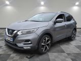 une Nissan QXV grise garée sur un sol à damier