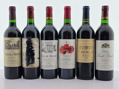 six bouteilles de vin sont alignées sur une table