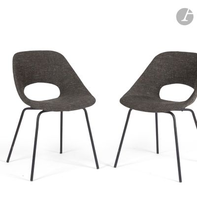 deux chaises grises aux pieds noirs, sur fond blanc