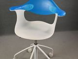 une image représentant une chaise bleue et blanche à roulettes
