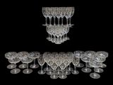 un grand nombre de verres à vin posés sur une table