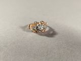 gros plan d'une bague en diamant sur une surface blanche