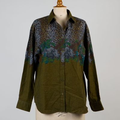une chemise pour femme avec un imprimé animalier sur le devant