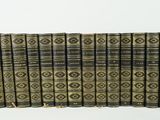 une pile de vieux livres posés les uns sur les autres