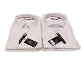 une paire de chemises blanches encore étiquetées, sur fond blanc