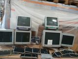 beaucoup d'écrans d'ordinateur et de claviers posés sur une table
