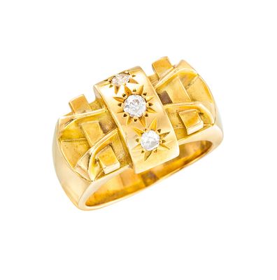 gros plan d'une bague en or avec des diamants sur fond blanc