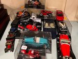 un grand nombre de petites voitures posées sur une table