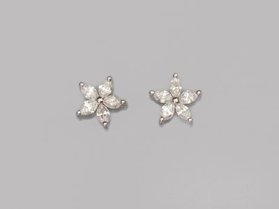 une paire de boucles d'oreilles en diamant