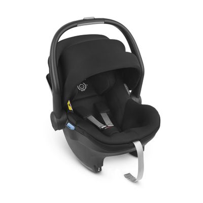 le siège auto pour bébé est fixé à l'arrière de la poussette