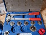 une boîte à outils bleue avec des outils sur le sol