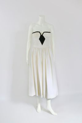 une robe blanche avec un nœud noir sur un mannequin, un mannequin, un mannequin, un mannequin, un mannequin, un mannequin, un mannequin, un mannequin, un mannequin, un mannequin, un mannequin, un mannequin, un mannequin, un mannequin, un mannequin, un mannequin, un mannequin, un mannequin, un mannequin, un mannequin, un mannequin, un mannequin, un mannequin, un mannequin, un mannequin, un mannequin, un mannequin, un mannequin, un mannequin, un mannequin, un mannequin, un mannequin, un manne