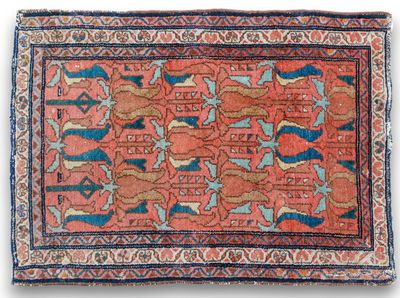 un tapis rouge orné d'un motif représentant des animaux et des oiseaux