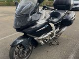 une moto qui est garée dans un parking