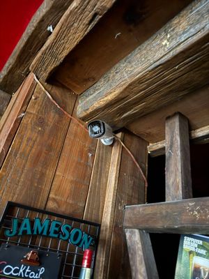 une photo d'une caméra installée sur le mur d'un immeuble
