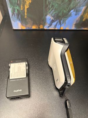 un téléphone portable posé à côté d'un appareil photo sur une table
