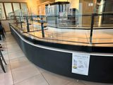 une vitrine en verre au milieu d'un magasin