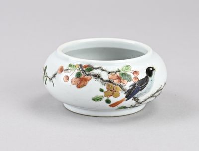 une image représentant un bol blanc orné d'un oiseau et de fleurs