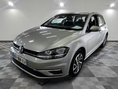 La Volkswagen Golf est garée dans le garage dont le sol est à carreaux.