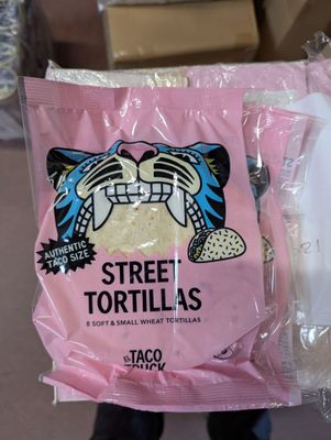 un paquet de tortillas posé sur une table