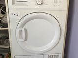 une machine à laver et un sèche-linge superposés