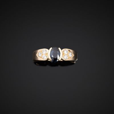 Bague bandeau en or jaune 750°°° centrée d’un saphir ovale d…