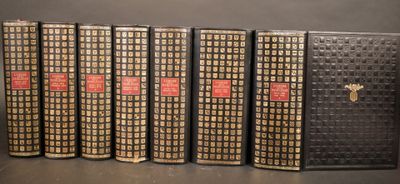 quatre livres sont alignés sur une table
