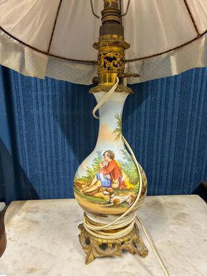 une lampe posée sur une table et munie d'un abat-jour