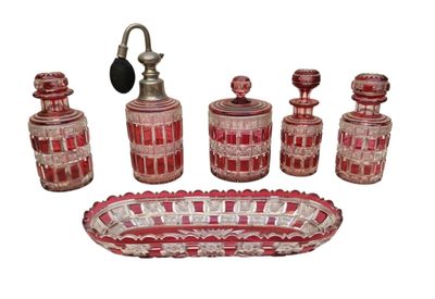 un ensemble de salle de bains en verre rouge comprenant un robinet, un distributeur de savon, un porte-savon et un distributeur de savon