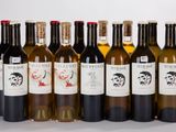six bouteilles de vin sont alignées sur une surface blanche