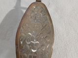 une cuillère en argent ornée d'un motif floral