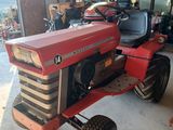 un tracteur rouge garé dans un garage