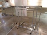 deux tables montées sur roulettes dans une pièce