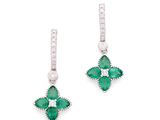 une paire de boucles d'oreilles en émeraude et diamant
