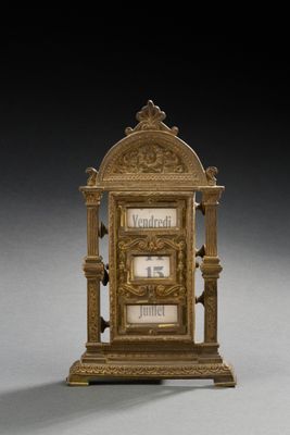 une horloge en or posée sur une table