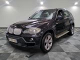 une photo d'un SUV bmw noir garé dans un garage