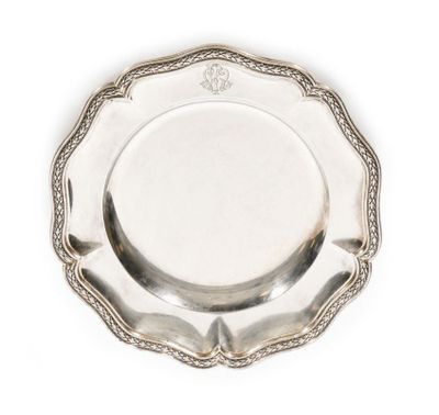 une assiette en argent avec un motif décoratif sur le bord