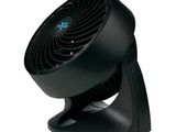 un gros plan d'un ventilateur noir posé sur un pied, sur fond blanc