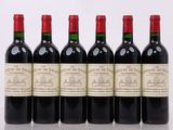 six bouteilles de vin rouge alignées sur une table