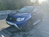 une photo d'un pick-up bleu garé sur un parking