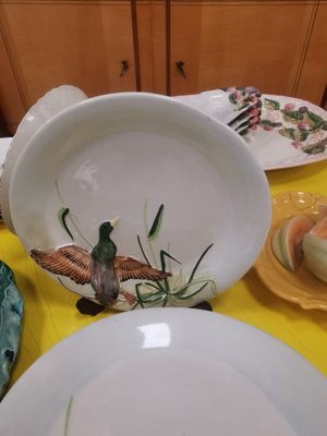 Huit ASSIETTES à canard en barbotine